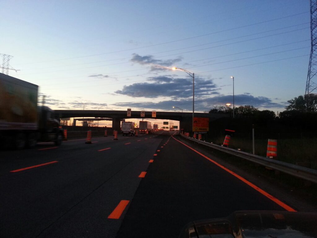 marquage orange sur la A-25 Nord (Tunnel L.-H. La Fontaine)